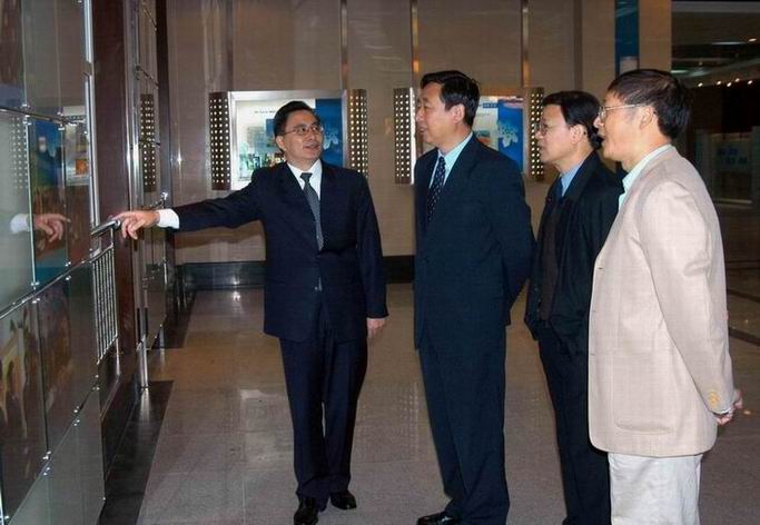 分院領(lǐng)導陪同何巖副秘書長參觀分院綜合樓展廳
